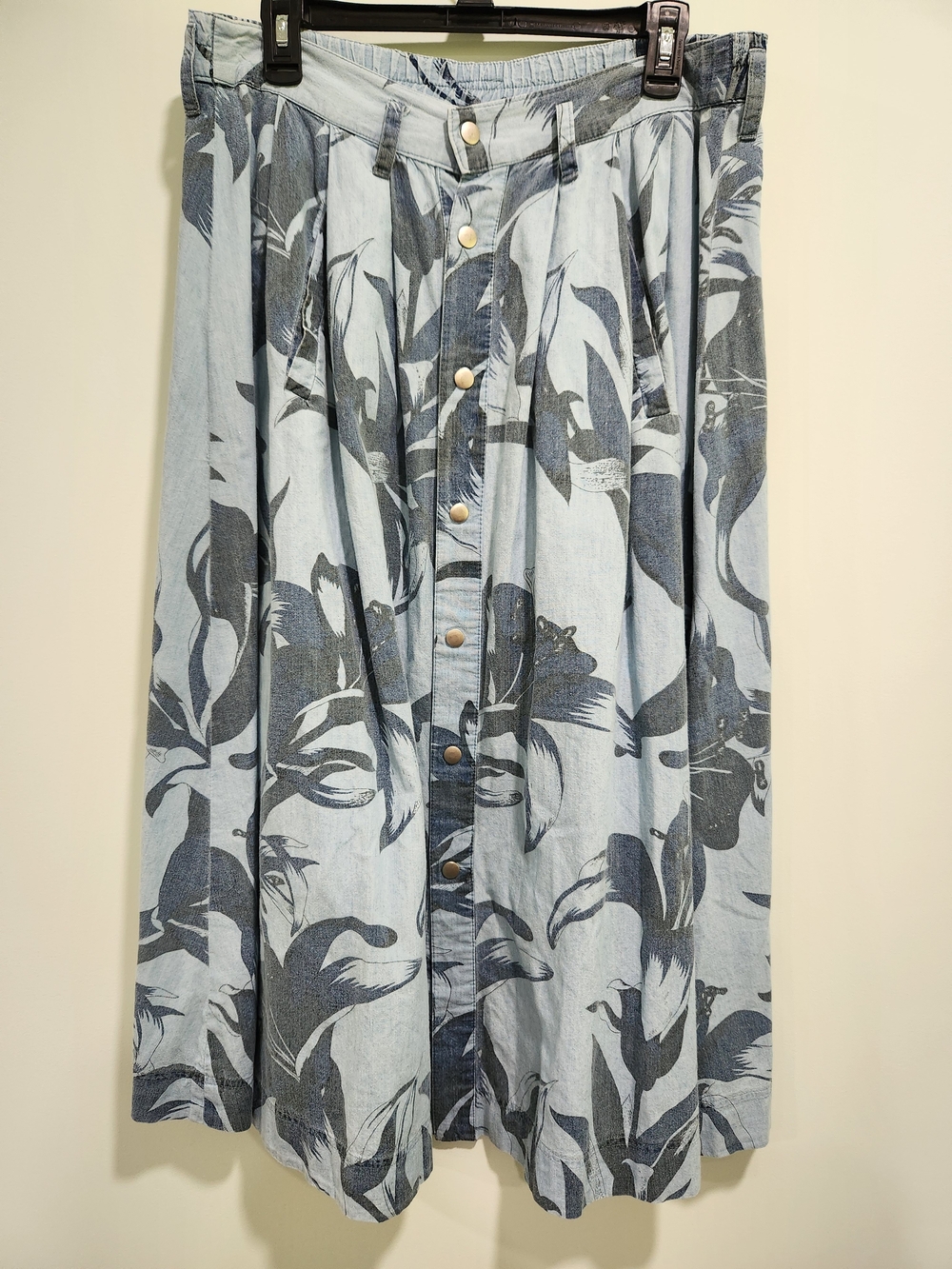 Gloria Vanderbilt Light Blue and Navy Floral Midi Skirt Vintage